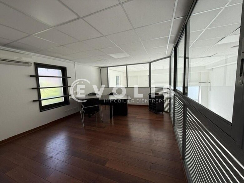 Flex in Grenoble for lease - Interior Photo - Image 3 of 9