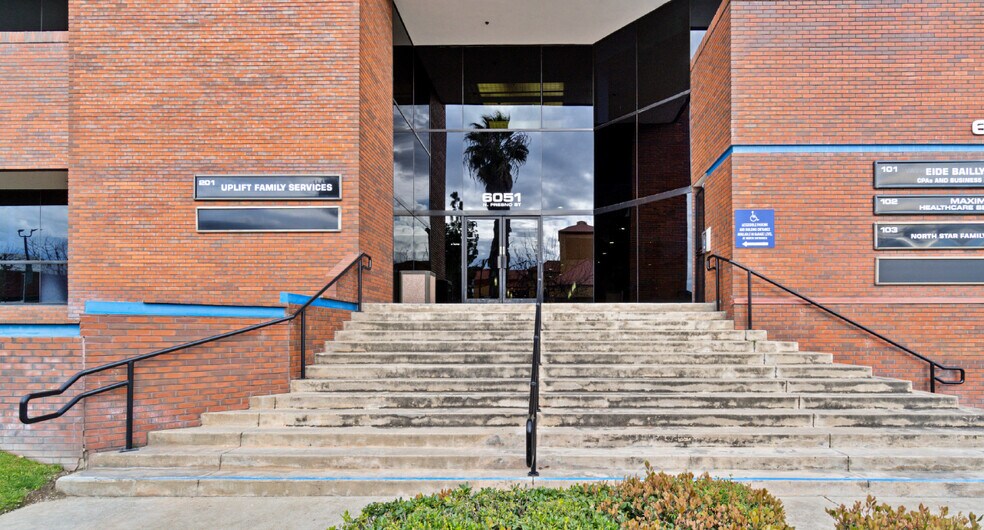 6051 N Fresno St, Fresno, CA à louer - Photo du bâtiment - Image 2 de 10