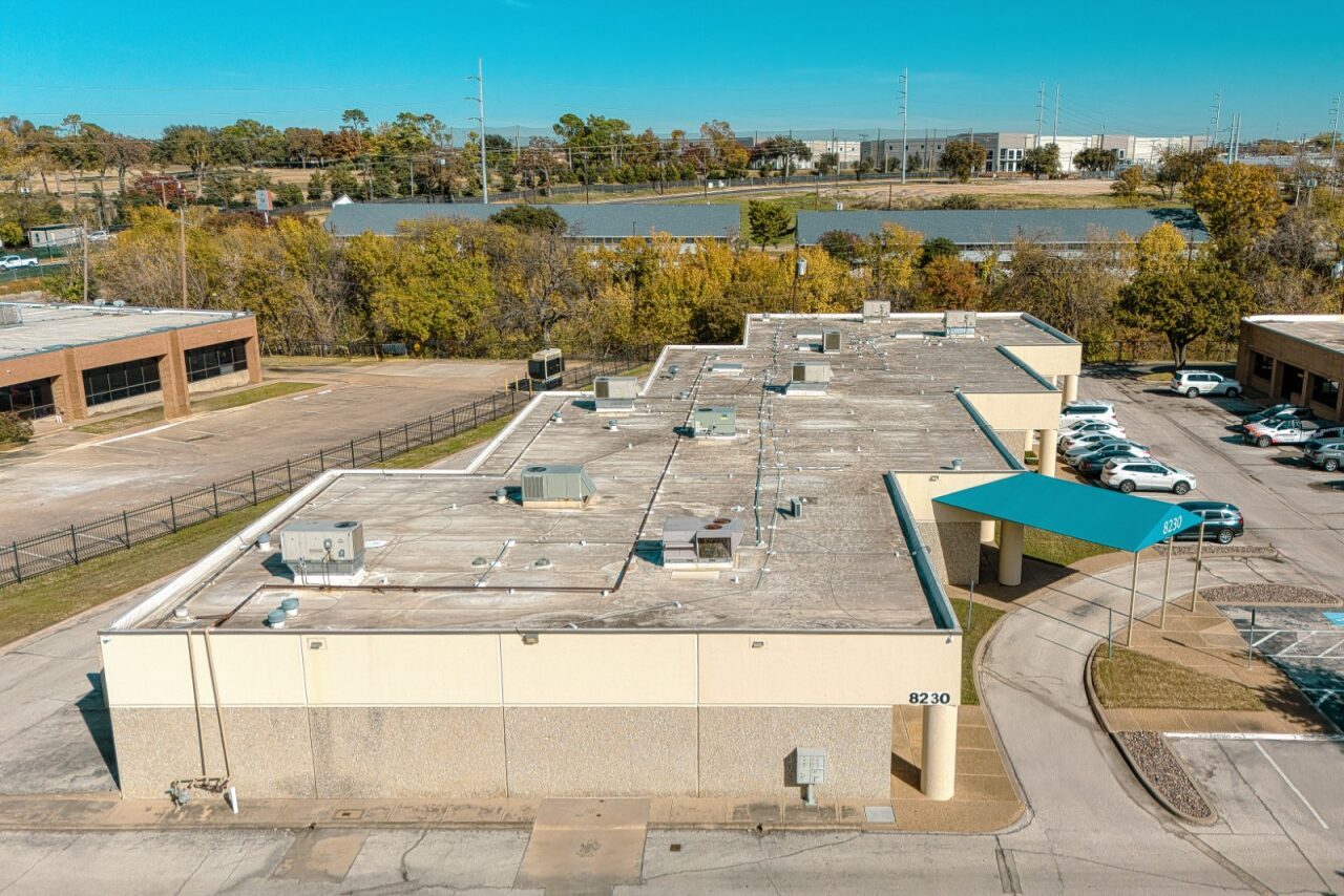 8230 Elmbrook Dr, Dallas, TX à louer Photo du bâtiment- Image 1 de 13