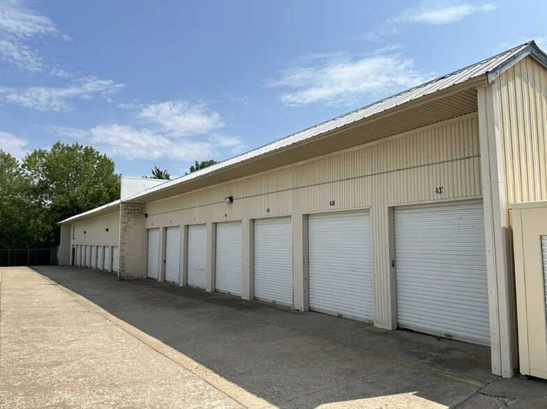 3200 S Kansas Ave, Topeka, KS à louer - Photo du bâtiment - Image 1 de 2