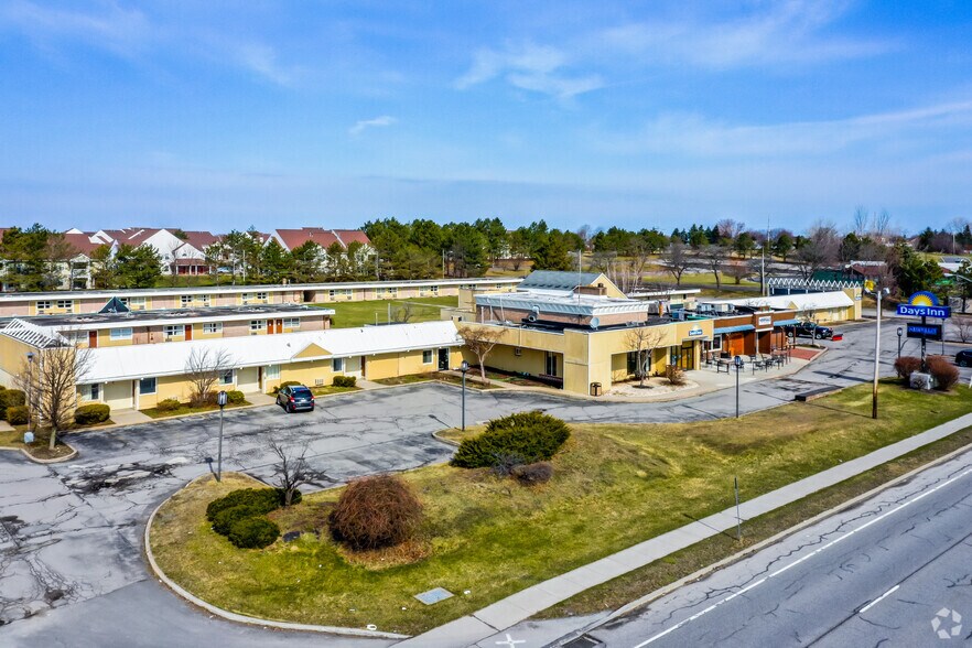 4853 W Henrietta Rd, Henrietta, NY à vendre - Photo du bâtiment - Image 3 de 49