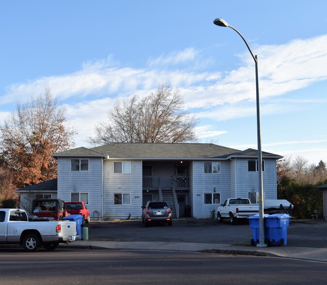 597 Van Wey Cir, Eagle Point, OR for sale - Primary Photo - Image 1 of 1