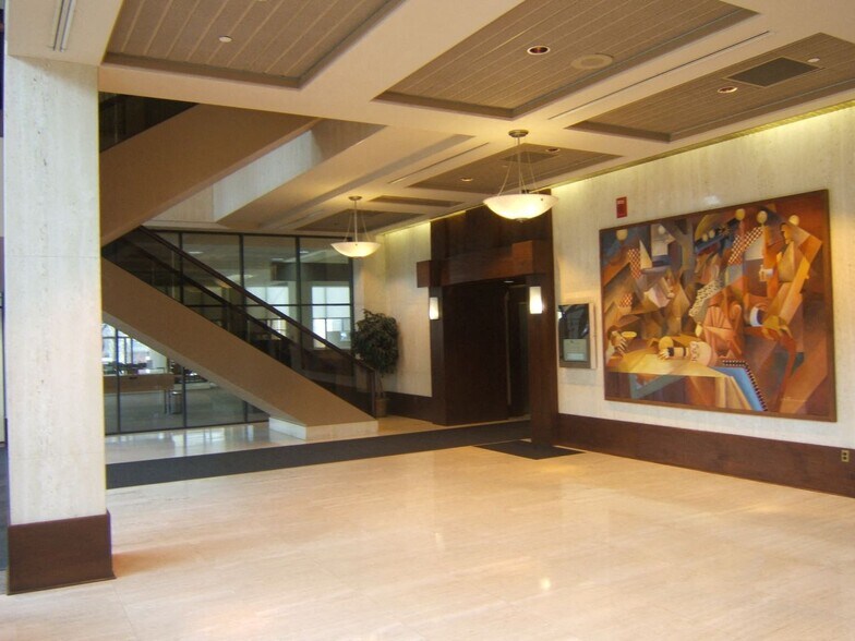 220 Market Ave S, Canton, OH à louer - Photo du bâtiment - Image 2 de 11