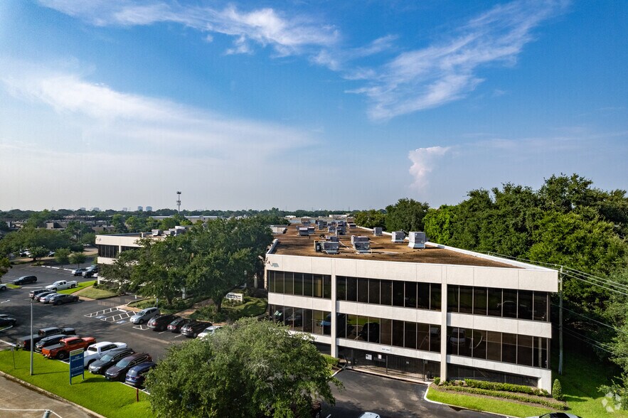 2500 Tanglewilde St, Houston, TX à louer - Photo du bâtiment - Image 2 de 6
