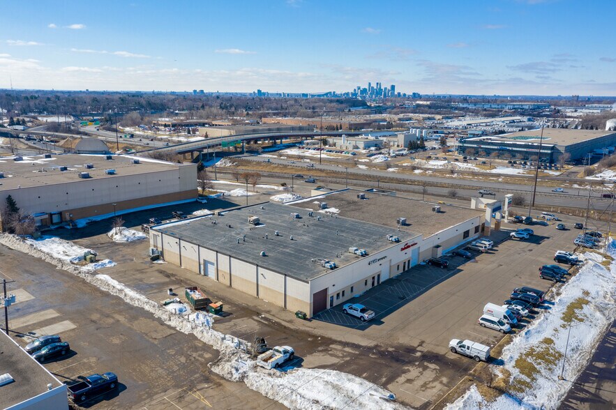 2500 Cleveland Ave N, Roseville, MN à vendre - Photo du bâtiment - Image 2 de 9