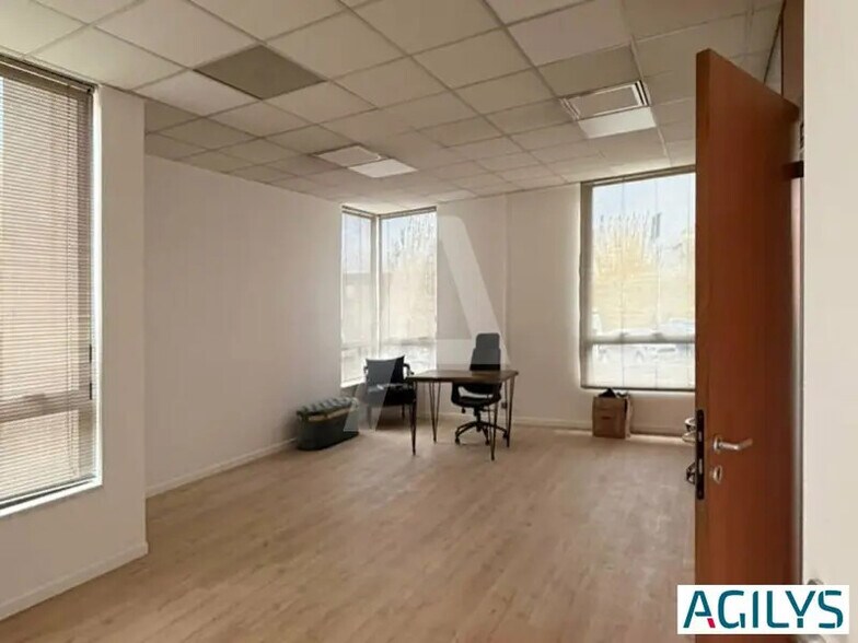 23 Rue Du Saule Trapu, Massy for lease - Interior Photo - Image 3 of 10