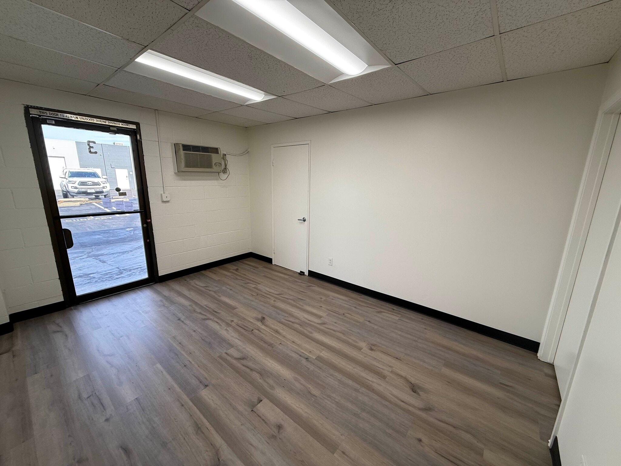 8030-8040 Remmet Ave, Canoga Park, CA à louer Photo intérieure- Image 1 de 6