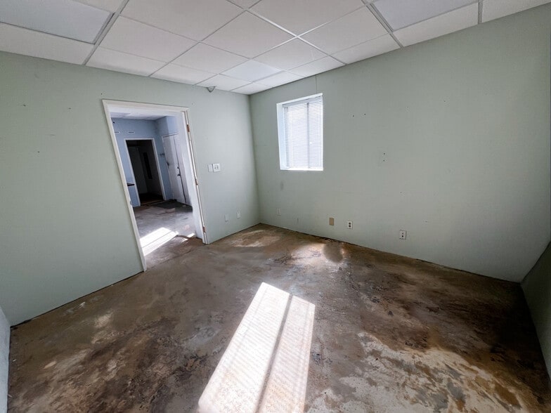 3900 W Riverside Dr, Burbank, CA for lease - Building Photo - Image 2 of 4