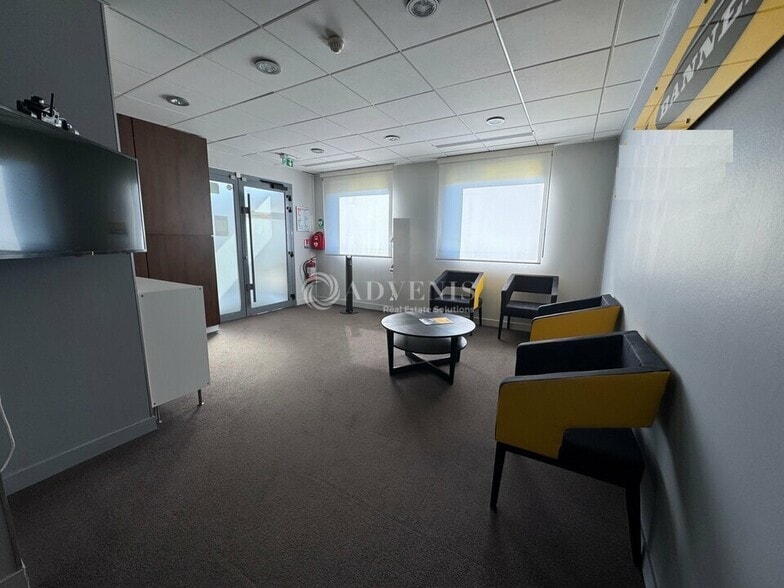 Office in Magny-le-Hongre for lease - Interior Photo - Image 2 of 6