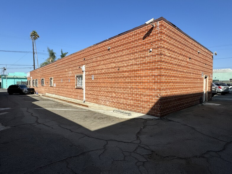 5860-5862 Avalon Blvd, Los Angeles, CA for lease - Building Photo - Image 2 of 13