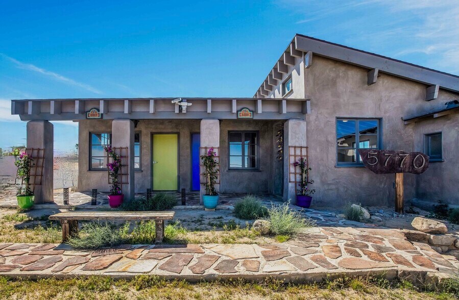 5770 Adobe Rd, Twentynine Palms, CA à vendre - Photo du bâtiment - Image 1 de 28