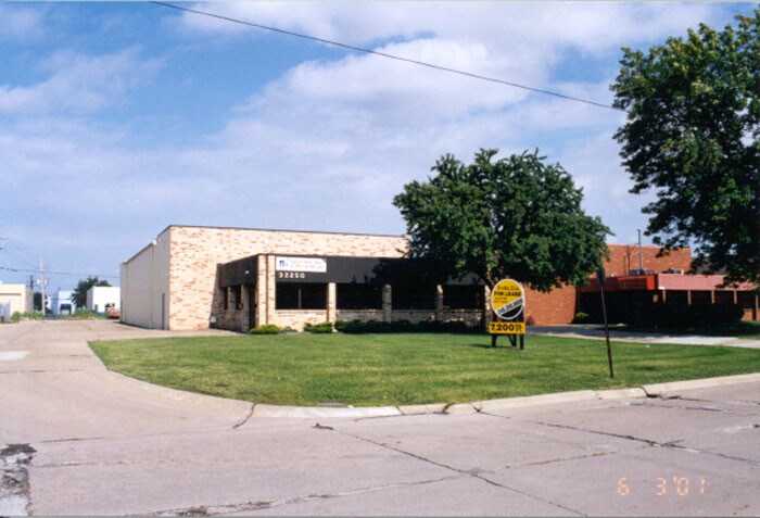 32250 Howard Ave, Madison Heights, MI à louer - Photo du bâtiment - Image 2 de 5
