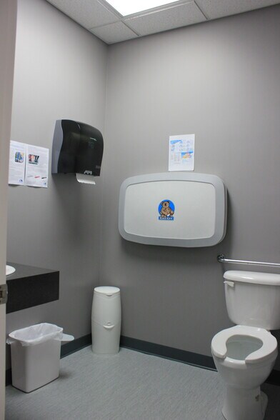 1290 Trans Canada Way SE, Medicine Hat, AB à louer - Photo intérieure - Image 3 de 7