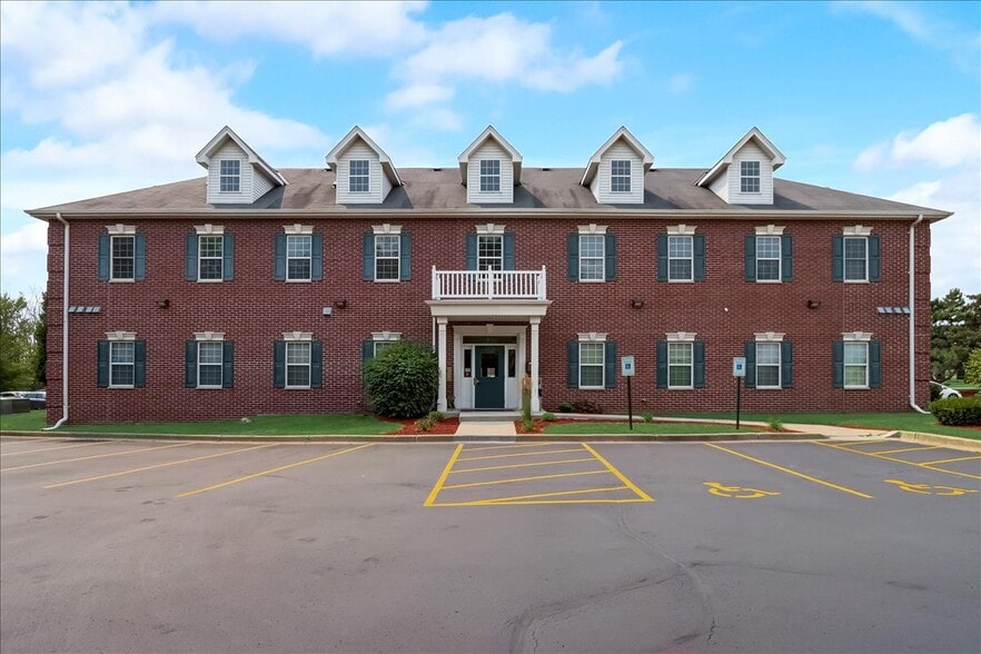 7270 S 13th St, Oak Creek, WI for lease - Building Photo - Image 2 of 7