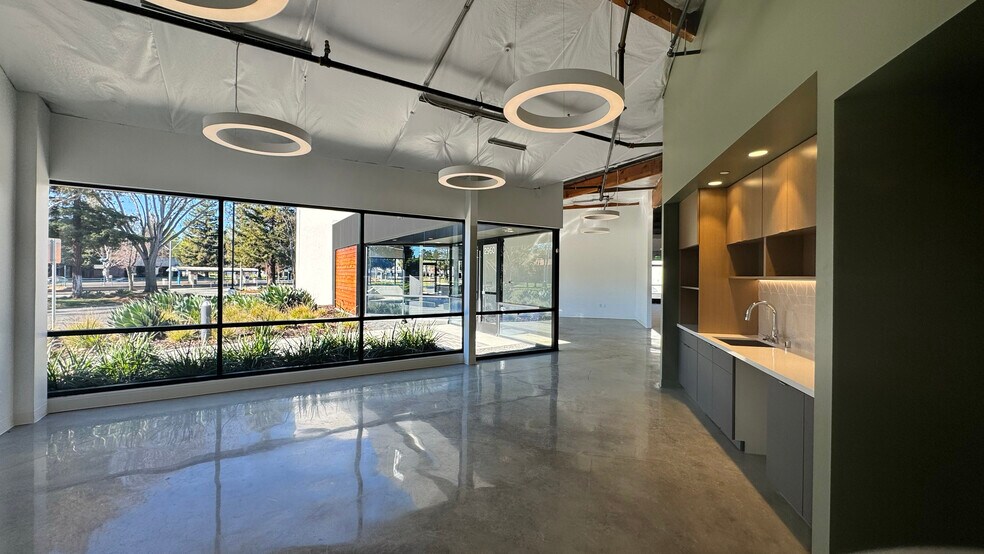 51-61 Daggett Dr, San Jose, CA à louer - Photo du bâtiment - Image 2 de 7