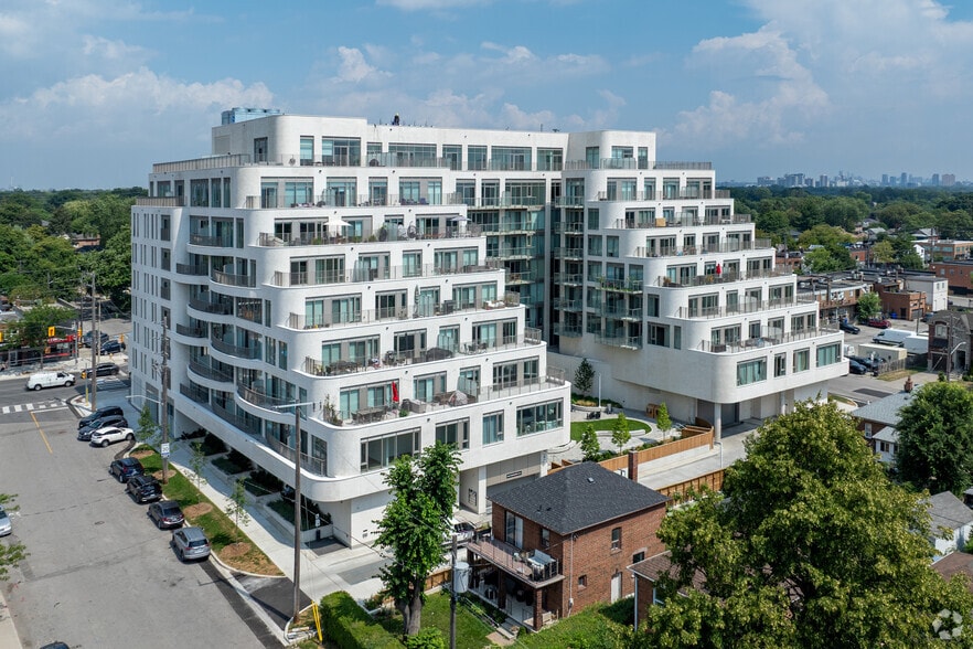 689 The Queensway, Toronto, ON for lease - Building Photo - Image 2 of 3