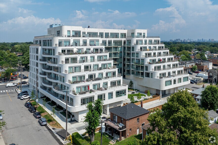 689 The Queensway, Toronto, ON à louer - Photo du bâtiment - Image 2 de 3