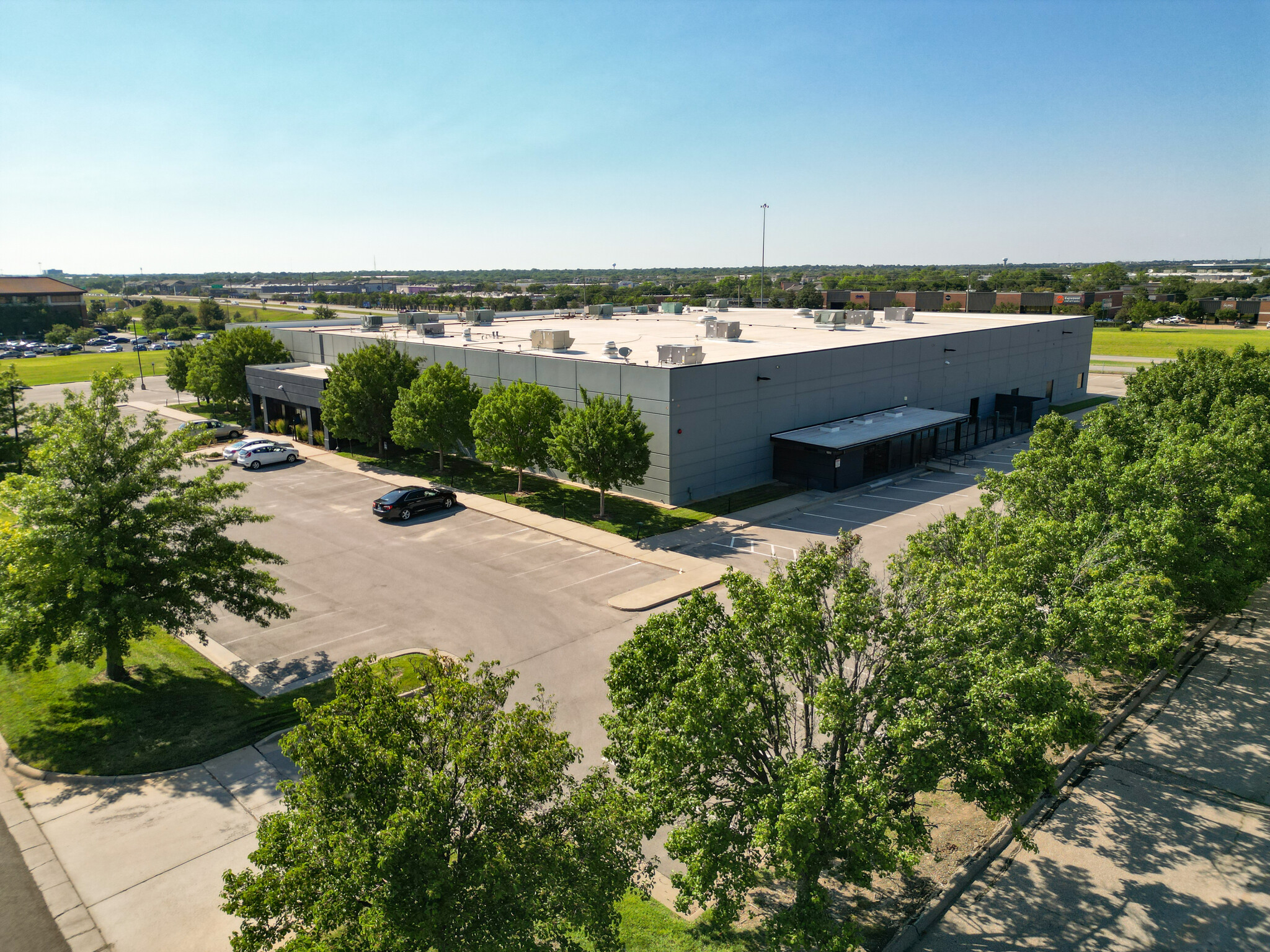 8400 E 32nd St, Wichita, KS à louer Photo du b timent- Image 1 de 35