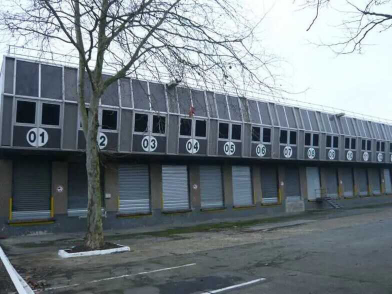 Industriel dans Villejust à louer - Photo du bâtiment - Image 3 de 3