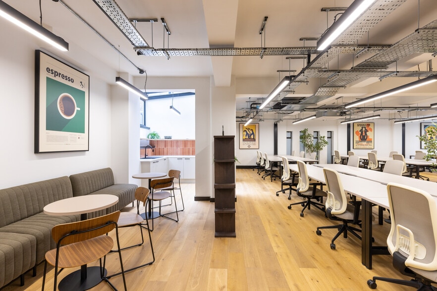 7-10 Charlotte Mews, London for lease - Building Photo - Image 3 of 11