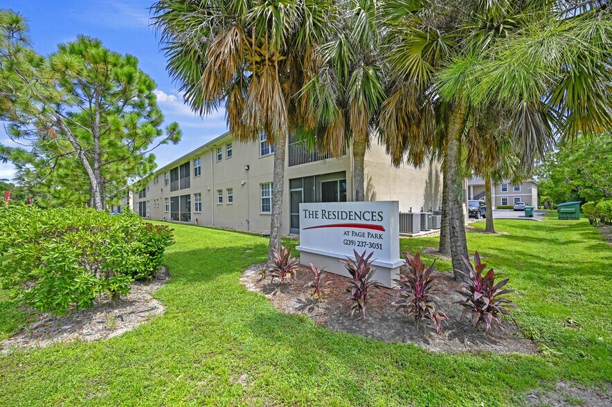 200 Dahlia Ln, Fort Myers, FL à vendre - Photo du bâtiment - Image 2 de 13