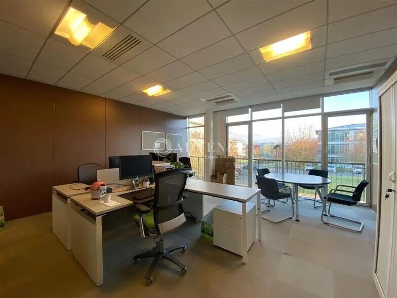 Office in Voisins-le-Bretonneux for lease - Building Photo - Image 2 of 7