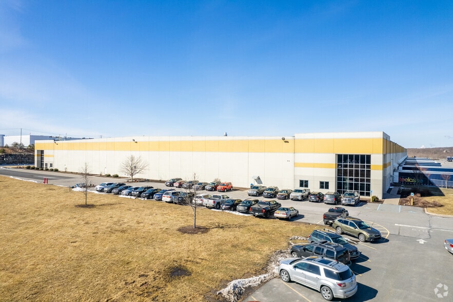 68 Green Mountain Rd, Hazleton, PA for lease - Building Photo - Image 2 of 8