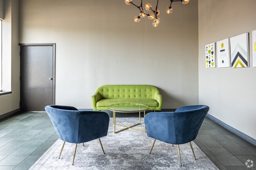 2863-2867 S Kinnickinnic Ave, Milwaukee, WI for lease - Building Photo - Image 3 of 14