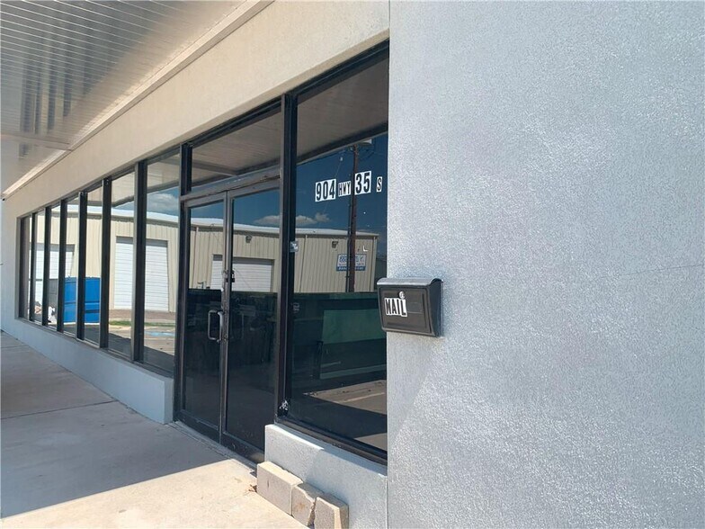 904 Highway 35 S, Rockport, TX à vendre - Photo du bâtiment - Image 2 de 14