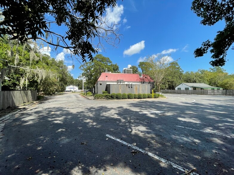 2563 Ashley River Rd, Charleston, SC for sale - Building Photo - Image 3 of 6