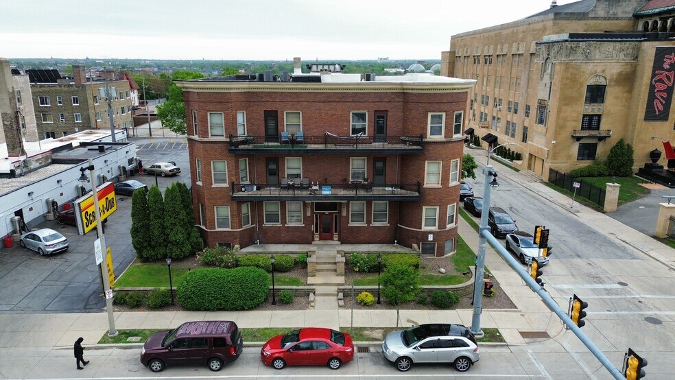 2335 W Wisconsin Ave, Milwaukee, WI à vendre - Photo du bâtiment - Image 2 de 16