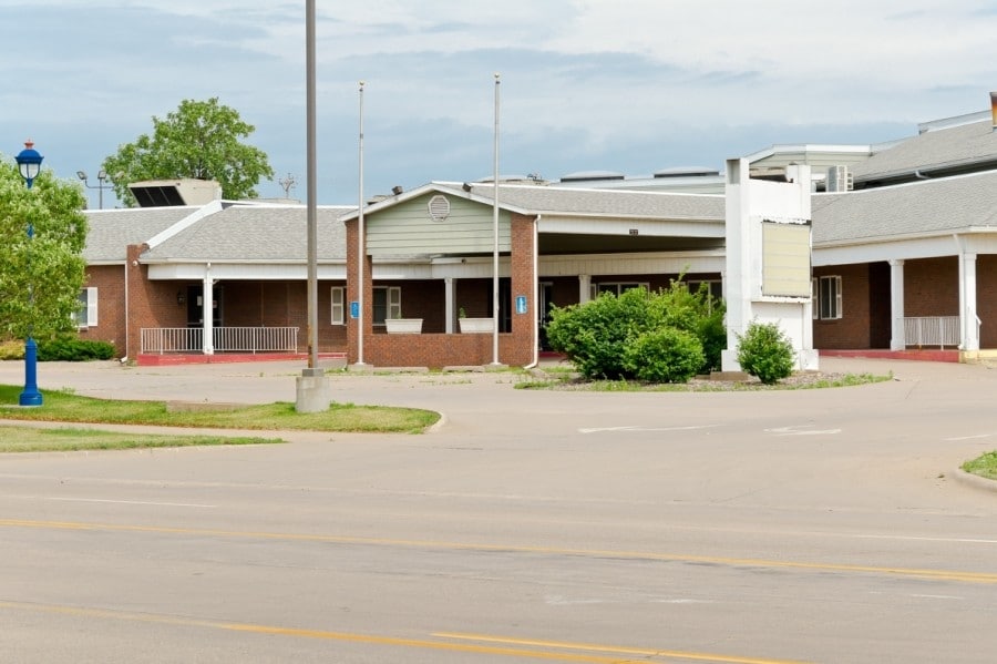 2300 Lincoln Way, Clinton, IA for sale Primary Photo- Image 1 of 32