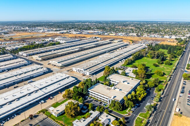 Plus de détails pour 8200-8250 Ferguson Ave, Sacramento, CA - Bureau, Industriel à louer