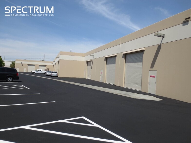 26470 Ruether Ave, Santa Clarita, CA for lease - Building Photo - Image 3 of 11