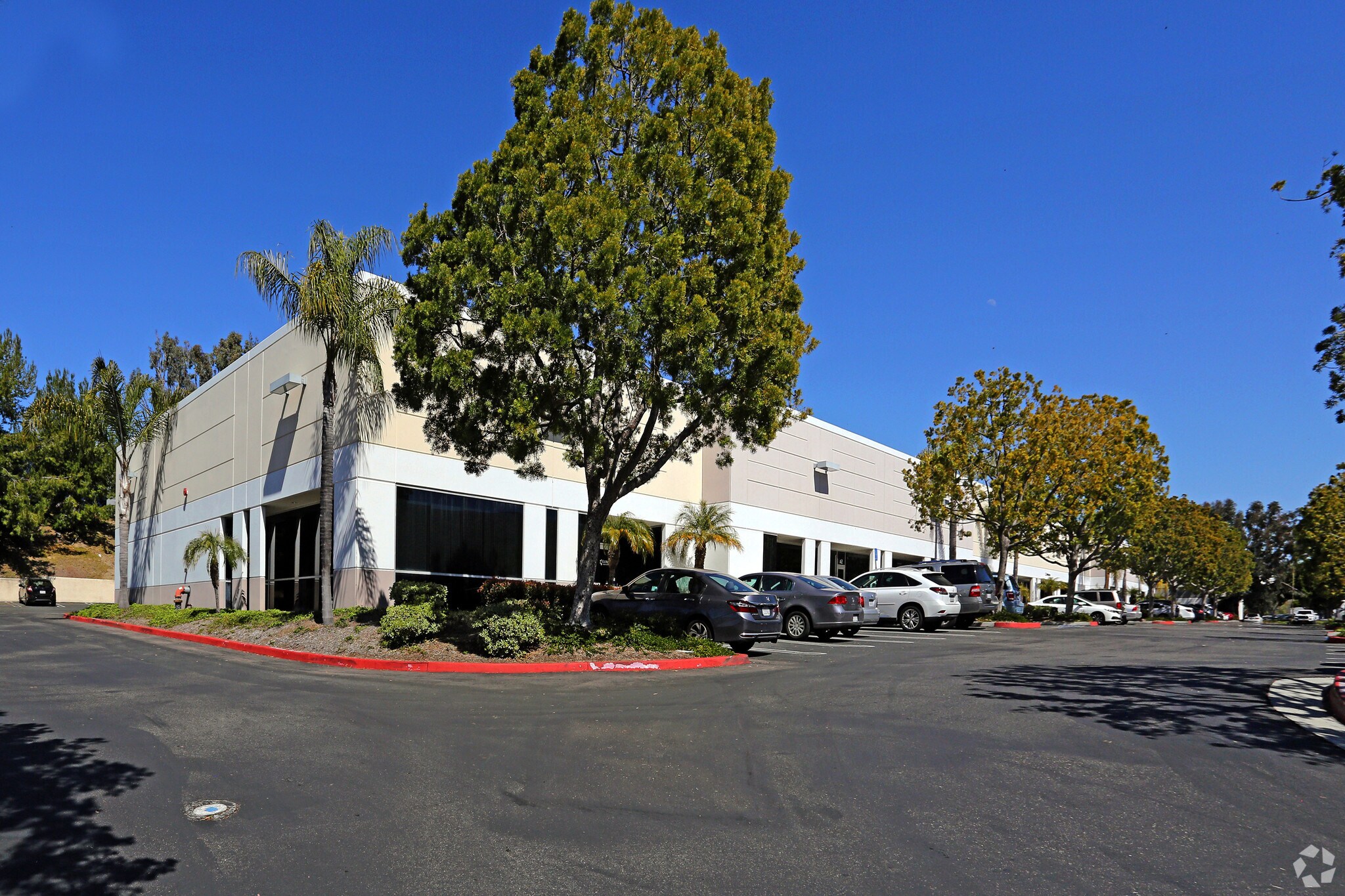 990 Park Center Dr, Vista, CA à louer Photo du bâtiment- Image 1 de 2