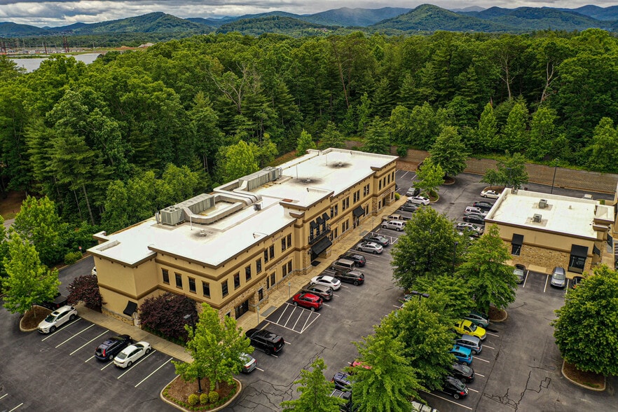 600 Julian Ln, Arden, NC for sale - Building Photo - Image 3 of 9