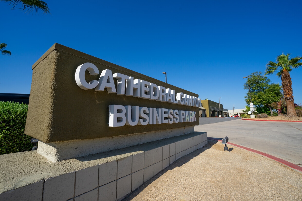 35688 Cathedral Canyon Dr, Cathedral City, CA à louer Photo principale- Image 1 de 13