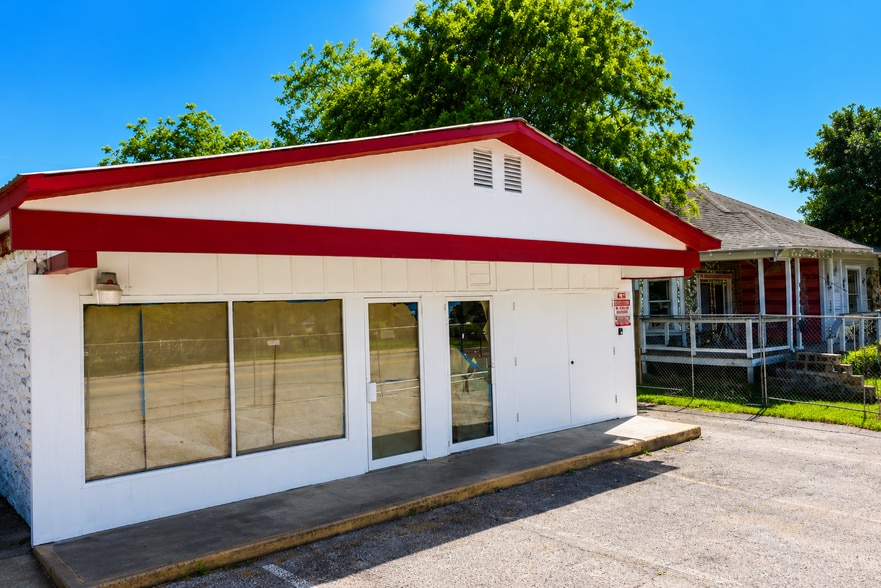 2113 E Cesar Chavez St, Austin, TX for lease - Building Photo - Image 3 of 12