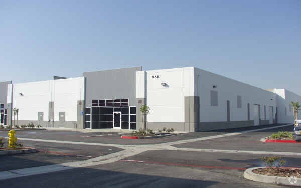 956 W 10th St, Azusa, CA à louer - Photo du bâtiment - Image 3 de 3