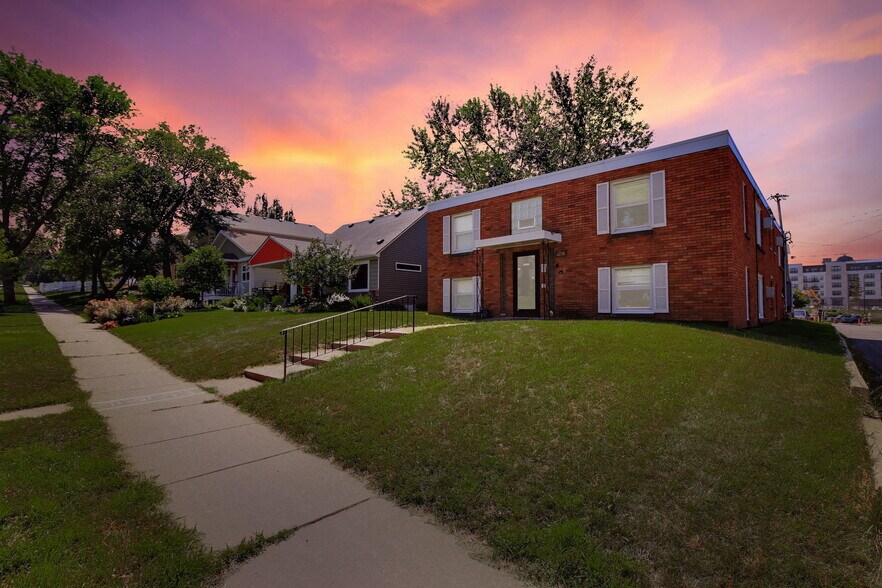 2236 Pinehurst Ave, Saint Paul, MN à vendre - Photo du bâtiment - Image 1 de 23
