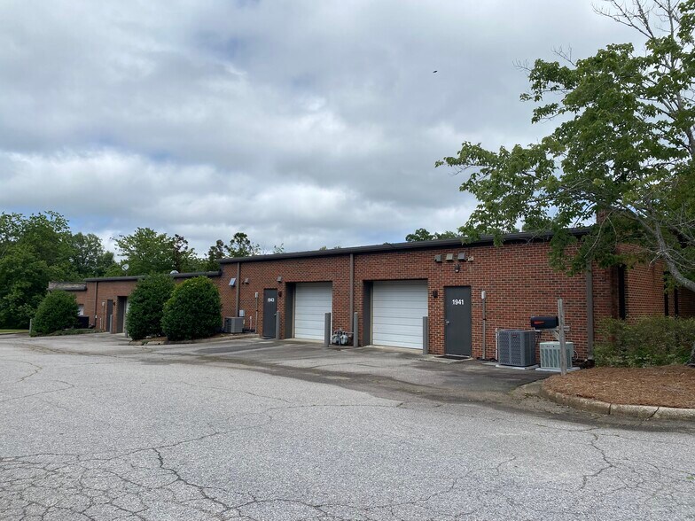1941-1949 Evans Rd, Cary, NC à louer - Photo du bâtiment - Image 2 de 2