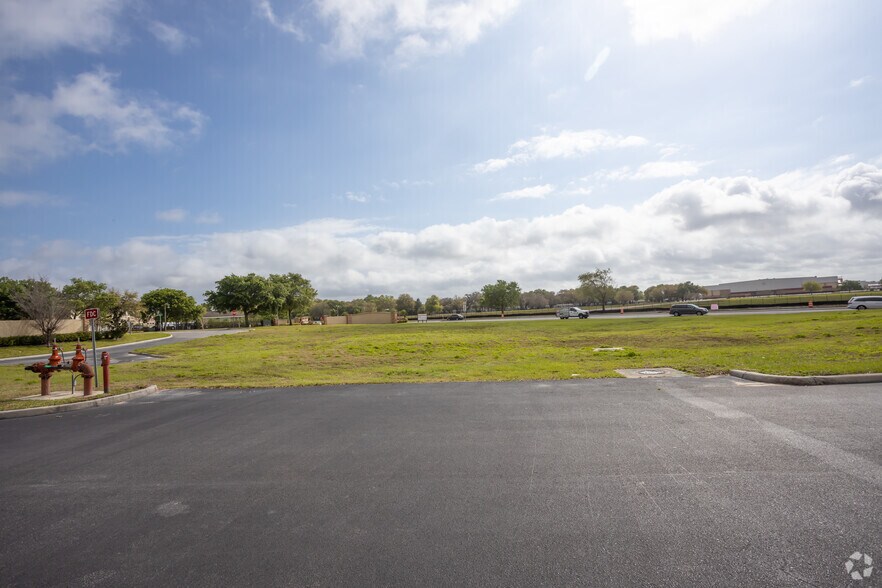 1751 Fortune Rd, Kissimmee, FL à louer - Photo principale - Image 1 de 5