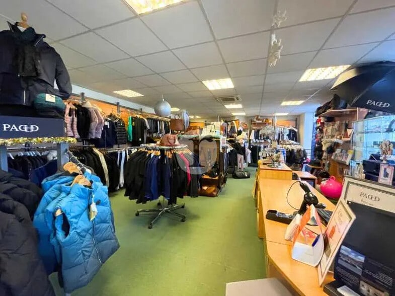 Retail in Capinghem for lease - Primary Photo - Image 1 of 4