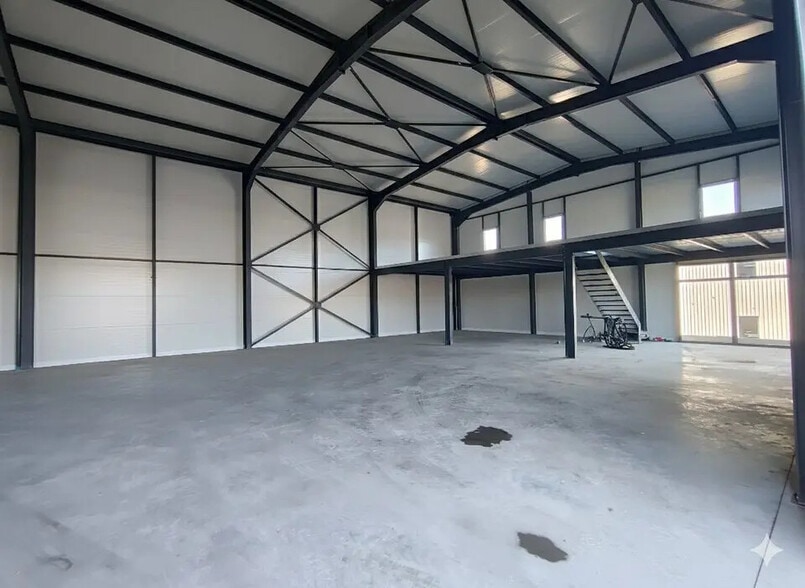 Flex in Vaulx-Milieu for lease - Interior Photo - Image 2 of 4