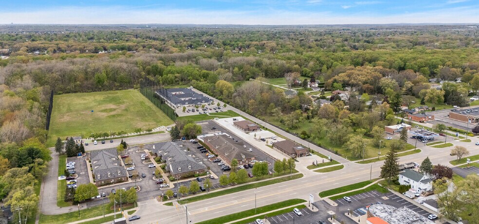 51847 Van Dyke Ave, Shelby Township, MI à louer - Photo du bâtiment - Image 2 de 3