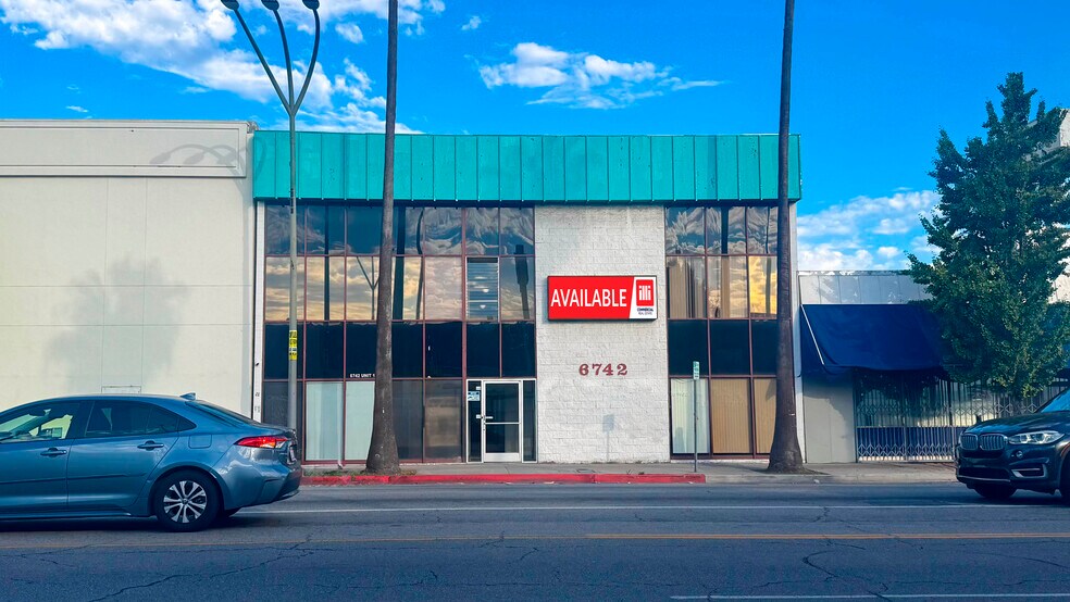 6742 Van Nuys Blvd, Van Nuys, CA à louer - Photo du bâtiment - Image 3 de 7