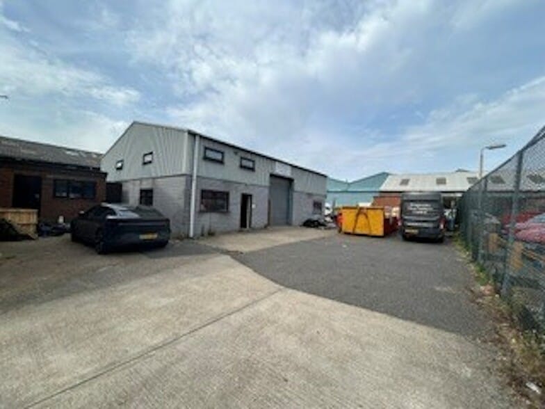 5 Glebeland Road Rd, Camberley for sale - Building Photo - Image 2 of 2