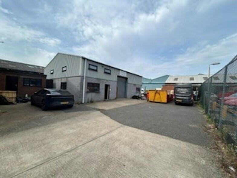5 Glebeland Road Rd, Camberley à vendre - Photo du bâtiment - Image 2 de 2