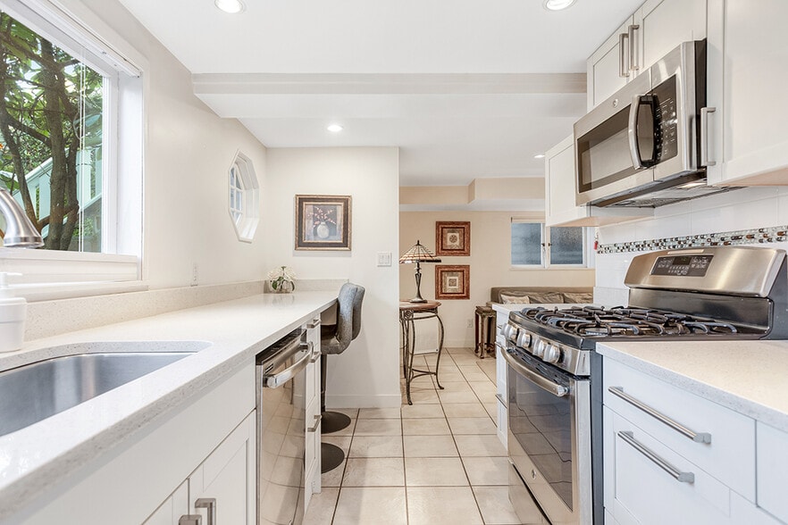 2814 3rd Av W, Vancouver, BC for sale - Interior Photo - Image 2 of 46