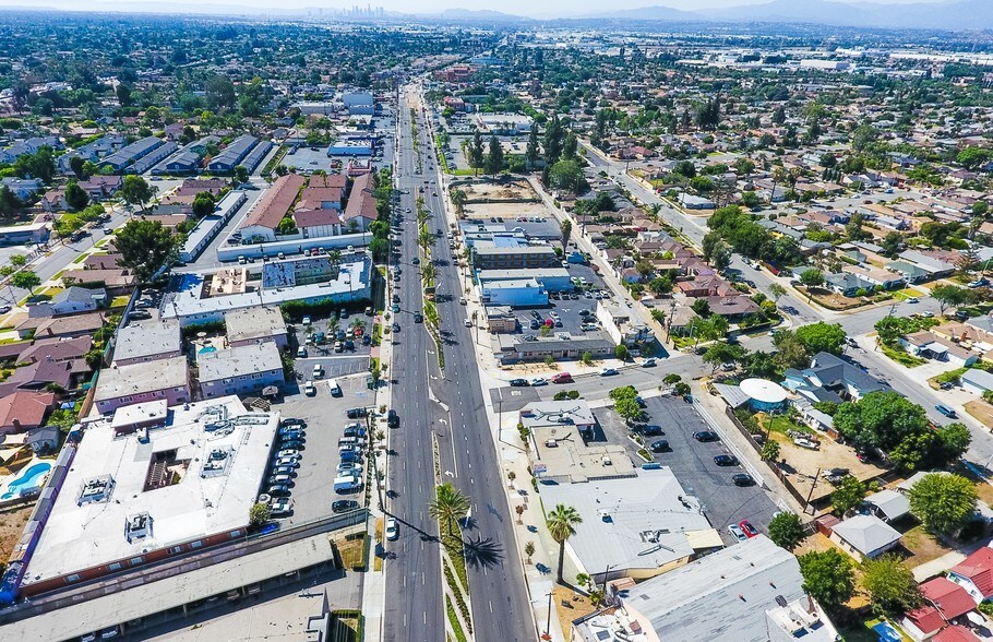 9301-9315 Telegraph Rd, Pico Rivera, CA à louer - Photo du bâtiment - Image 2 de 11